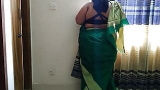(Damad sexy saas ko khali room mein chodta hai) Son-in-law fucks lonely mother-in-law in empty room - Hindi Clear Audio