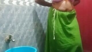 Indian aunty full bathing nude