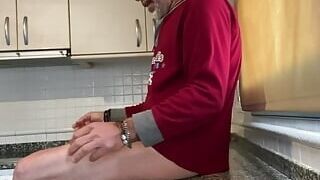 BLOWJOB IN THE KITCHEN, CUM IN MOUTH ( by WILDSPAINCOUPLE )