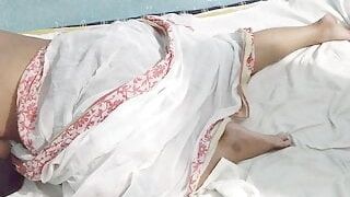 (Choda Chudi) Pakistani Areeba wearing half nude saree on bed with her boyfriend