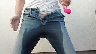 Squirt in Jeans, fully wet
