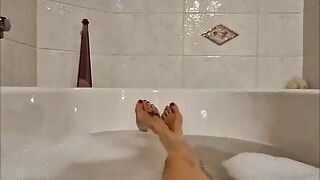 Lea Seductive - Perfect soles and feet in the bathtub soft and silky