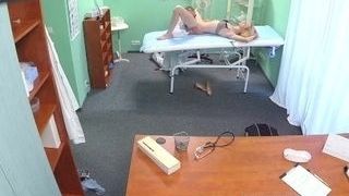 FakeHospital Docs oral job rubdown gives thin blond her very first ejaculation in y