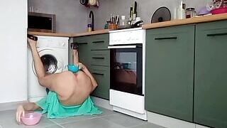 Slut mom cooking sramble eggs in her pussy for breakfast
